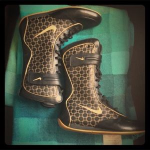 Nike tennis boots